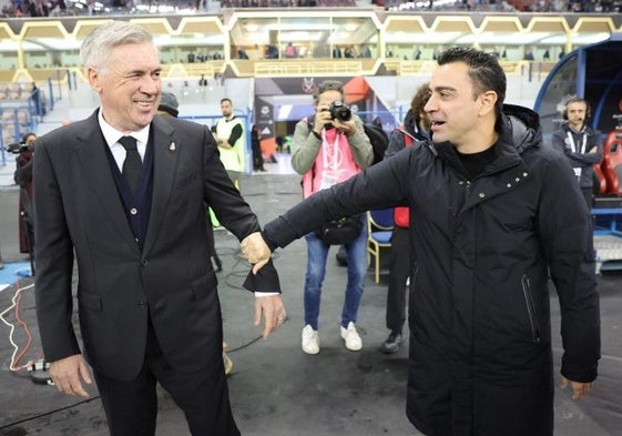 Carlo Ancelotti y Xavi Hernández, antes de la final de la Supercopa, último clásico hasta la fecha.