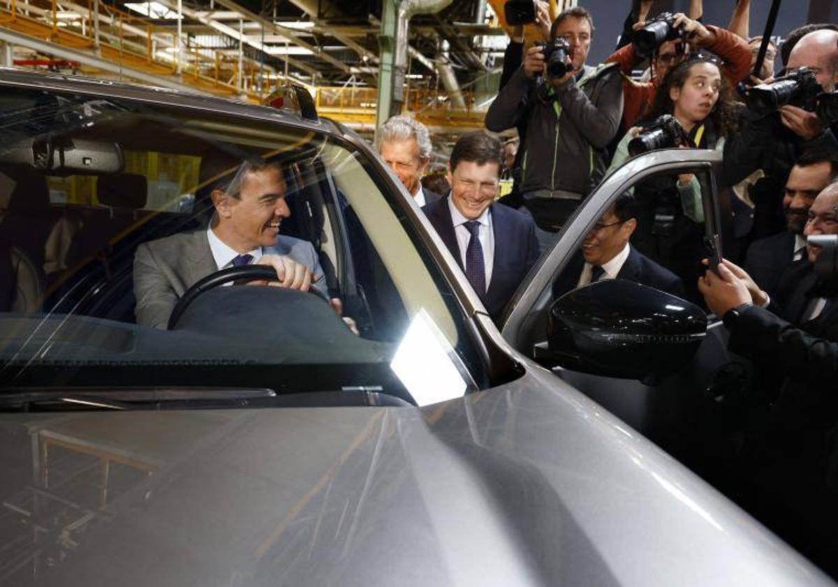 El presidente del Gobierno, Pedro Sánchez, en un vehículo de Chery en la planta de Barcelona.