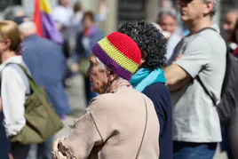 Una mujer viste con un gorro de colores republicanos durante una protesta por la Segunda República