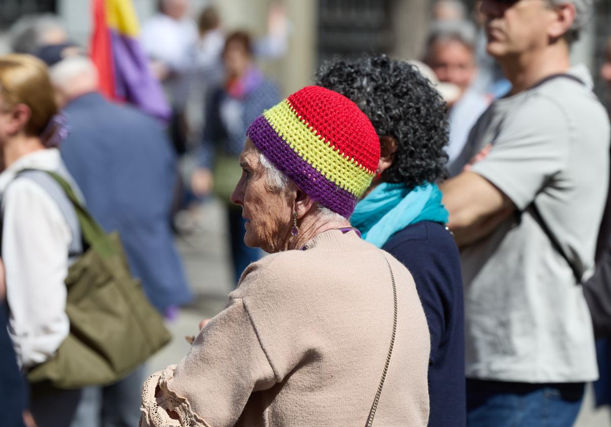 Una mujer viste con un gorro de colores republicanos durante una protesta por la Segunda República