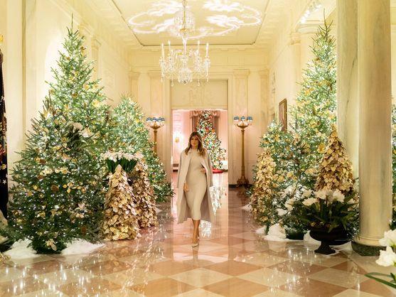 Melania enseña la decoración navideña de la residencia presidencial.