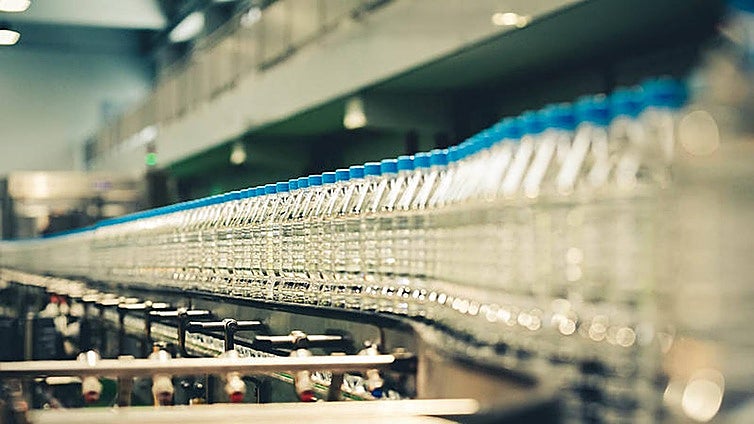Botellas hechas de otras botellas: Bezoya cumple 50 años centrada en la sostenibilidad
