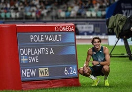 Armand Duplantis posa junto a su nueva plusmarca mundial de pértiga.