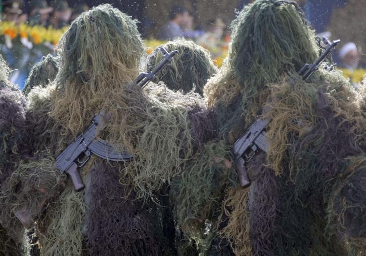 Militares iraníes en un peculiar traje de camuflaje.