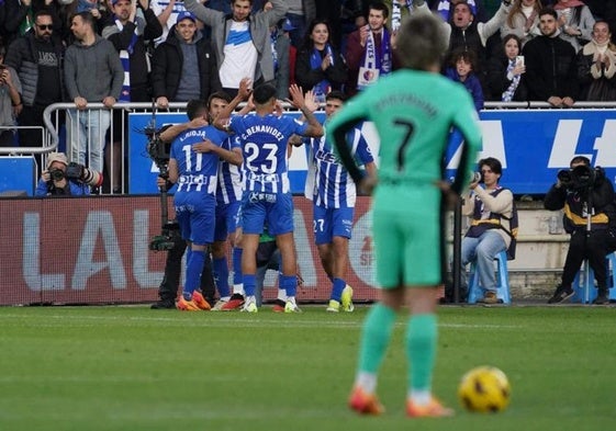 Los jugadores del Alavés celebran el gol de Rioja ante la desolación de Griezmann.