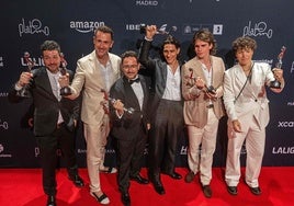 Juan Antonio Bayona (tercero por la izquierda) posa con su equipo en los Premios Platino.