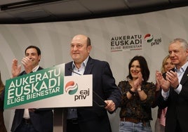 El presidente del PNV, Andoni Ortuzar, flanqueado por Imanol Pradales e Íñigo Urkullu.