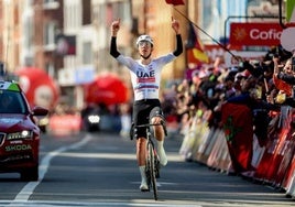 Tadej Pogacar celebra su victoria en la Lieja-Bastoña-Lieja.