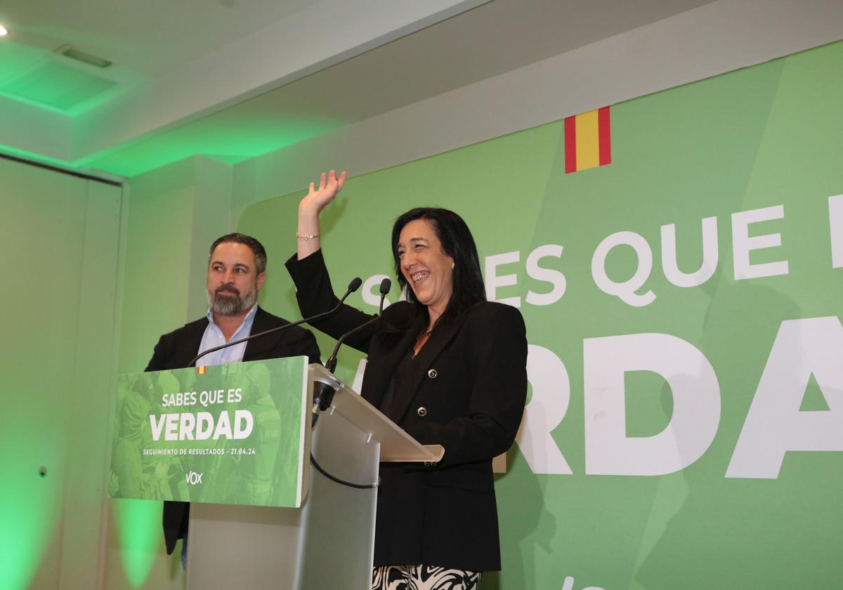 La candidata de Vox, Amaia Martínez, junto al presidente de su partido, Santiago Abascal.