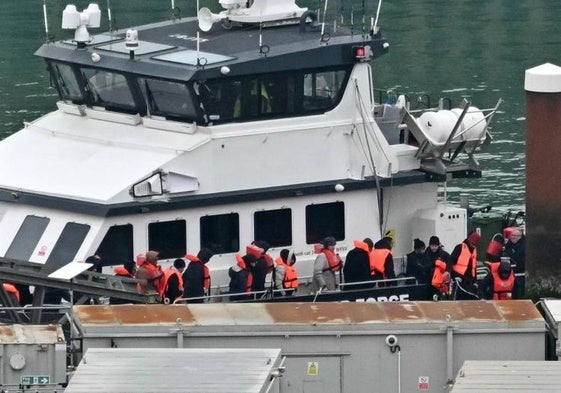 Migrantes localizados en el Canal de la Mancha desembarcan del buque de la Fuerza Fronteriza 'Defender' después de llegar al puerto deportivo de Dóver.