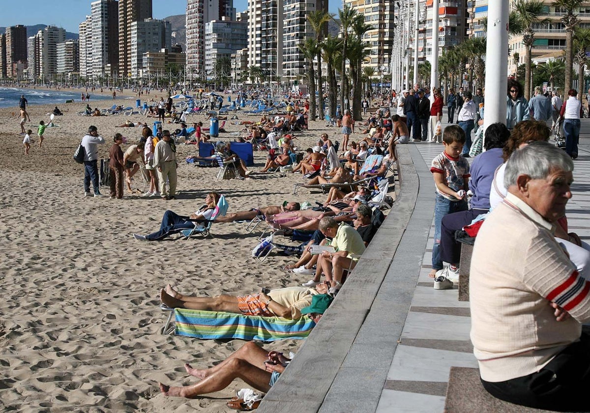 Una de las playas de Benidorm durante un caluroso día de invierno.