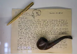 La pipa y un bolígrafo del dramaturgo Antonio Buero Vallejo sobre una carta manuscrita.