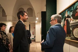 Urtasun, en el Museo de América, recibe las explicaciones de su director, Andrés Gutiérrez.