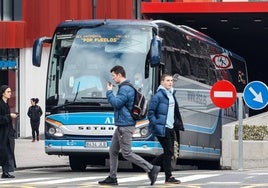 Un autobús de Alsa sale de la estación.