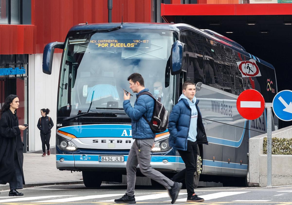 Un autobús de Alsa sale de la estación.