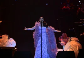 La cantante Isabel Pantoja durante el concierto que ha ofrecido hoy sábado en el Wizink Center de Madrid.