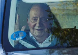 El rey Juan Carlos sale de la casa de Pedro Campos en Sanxenxo.
