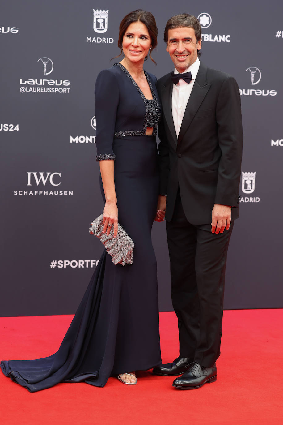 El exfutbolista Raúl González Blanco, junto a su mujer, Mamen Sanz, a su llegada a la gala de entrega de los Premios Laureus este lunes en el Palacio Cibeles de Madrid.