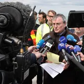 El prefecto de Paso de Calais, Jacques Billant, informa a la prensa en el dique de Wimereux.