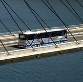 Autobús de Alsa sobre un puente.