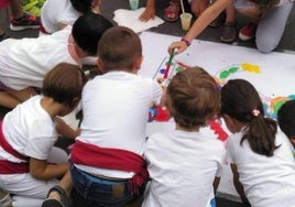 Varios niños realizan una actividad al aire libre.