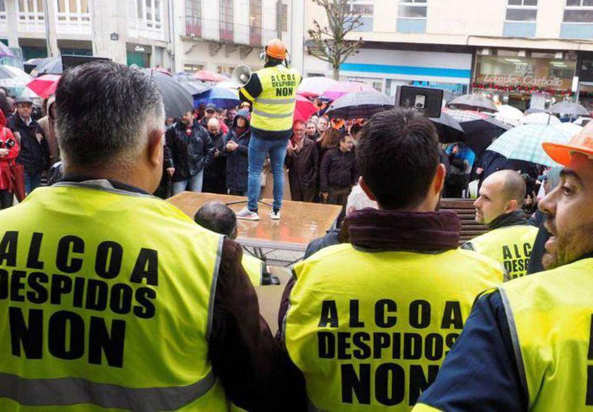 Trabajadores de Alcoa protestando contra los despidos.