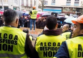 Trabajadores de Alcoa protestando contra los despidos.