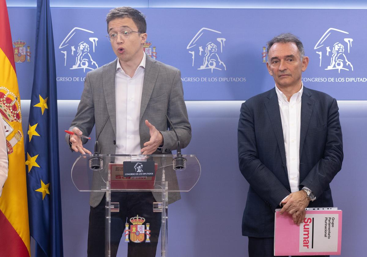 Iñigo Errejón y Enrique Santiago en una rueda de prensa el 21 de marzo.