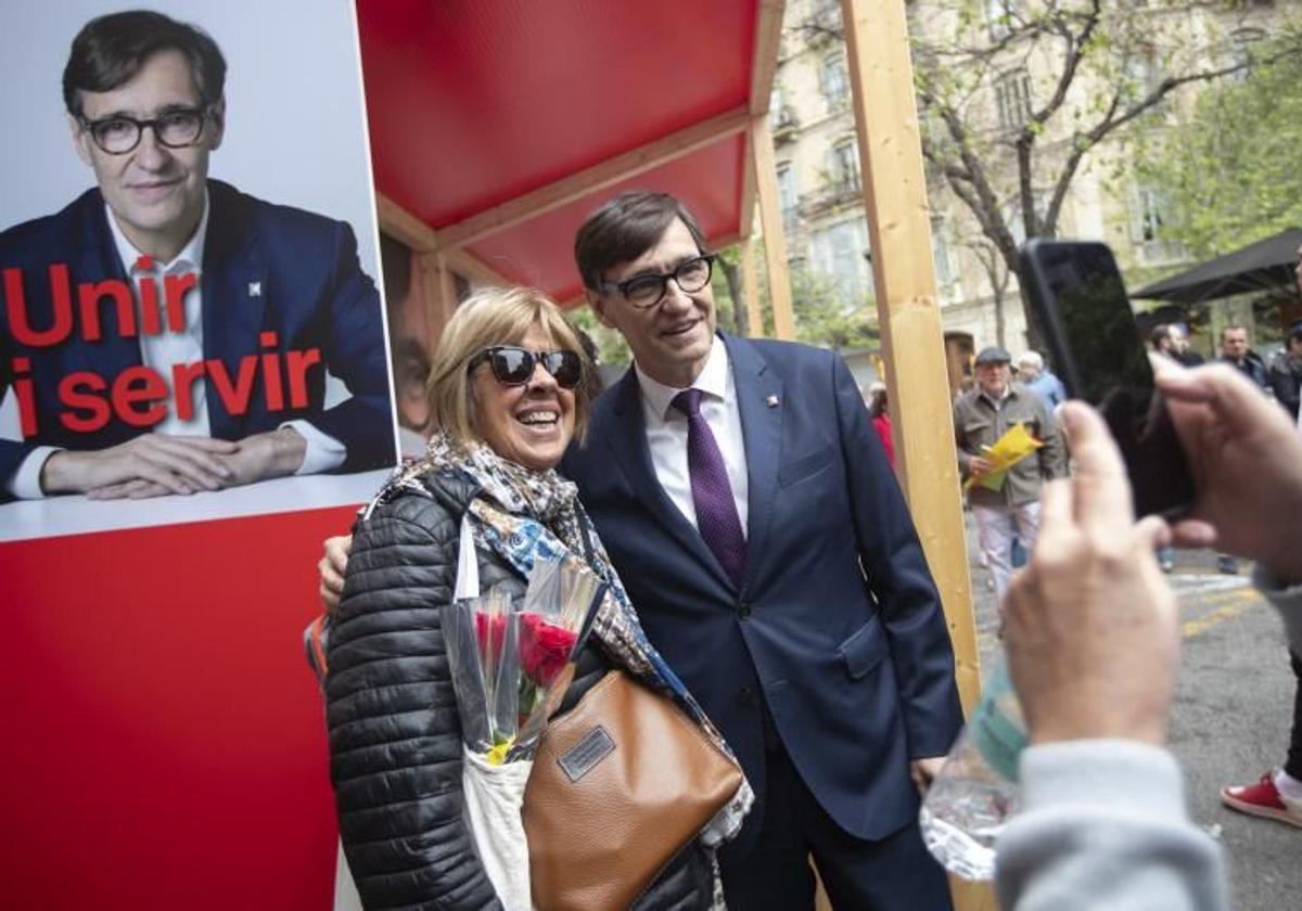 Salvador Illa, durante el paseo que ha realizado este martes durante la Diada de Sant Jordi.