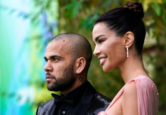 Joana Sanz y Dani Alves en Barcelona 2021.