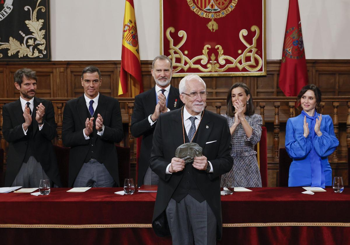 Luis Mateo Díez con su premio Cervantes ate los reyes Felipe y Letizia, el presidente del Gobierno, Pedro Sánchez y la presidenta de Madrid, Isabel Díaz Ayuso