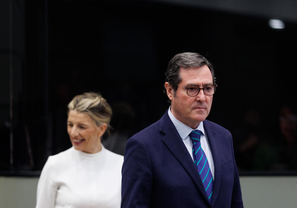 La vicepresidenta, Yolanda Díaz, y el presidente de la CEOE, Antonio Garamendi.