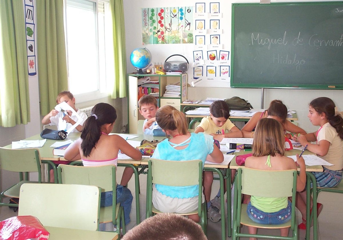 Un grupo de escolares de Primaria trabajan en su clase.