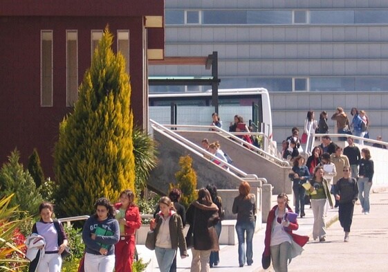 Un grupo de universitarios caminan por el campus a la salida de las clases.