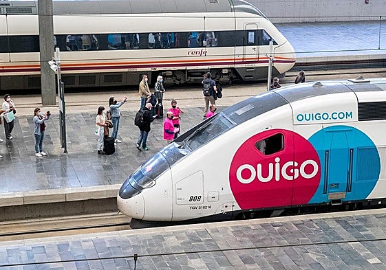 Un tren de Ouigo y otro de Renfe en la estación de Atocha.