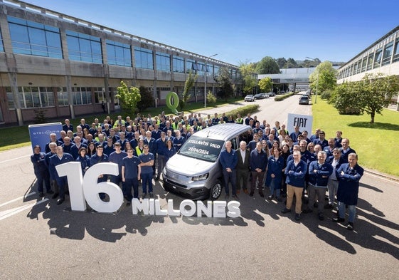 Directivos y trabajadores posan en Vigo frente al Fiat Doblo