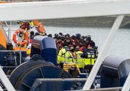 Casi 1.300 migrantes cruzaron este lunes el Canal de la Mancha, nueva cifra récord.