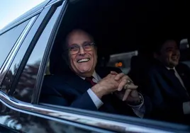El exalcalde de Nueva York Rudy Giuliani abandona el Tribunal de Distrito de Washington.
