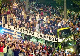 Seguidores del Deportivo de La Coruña rodean el autobús con los jugadores de su equipo durante las celebraciones del título de campeón de la liga