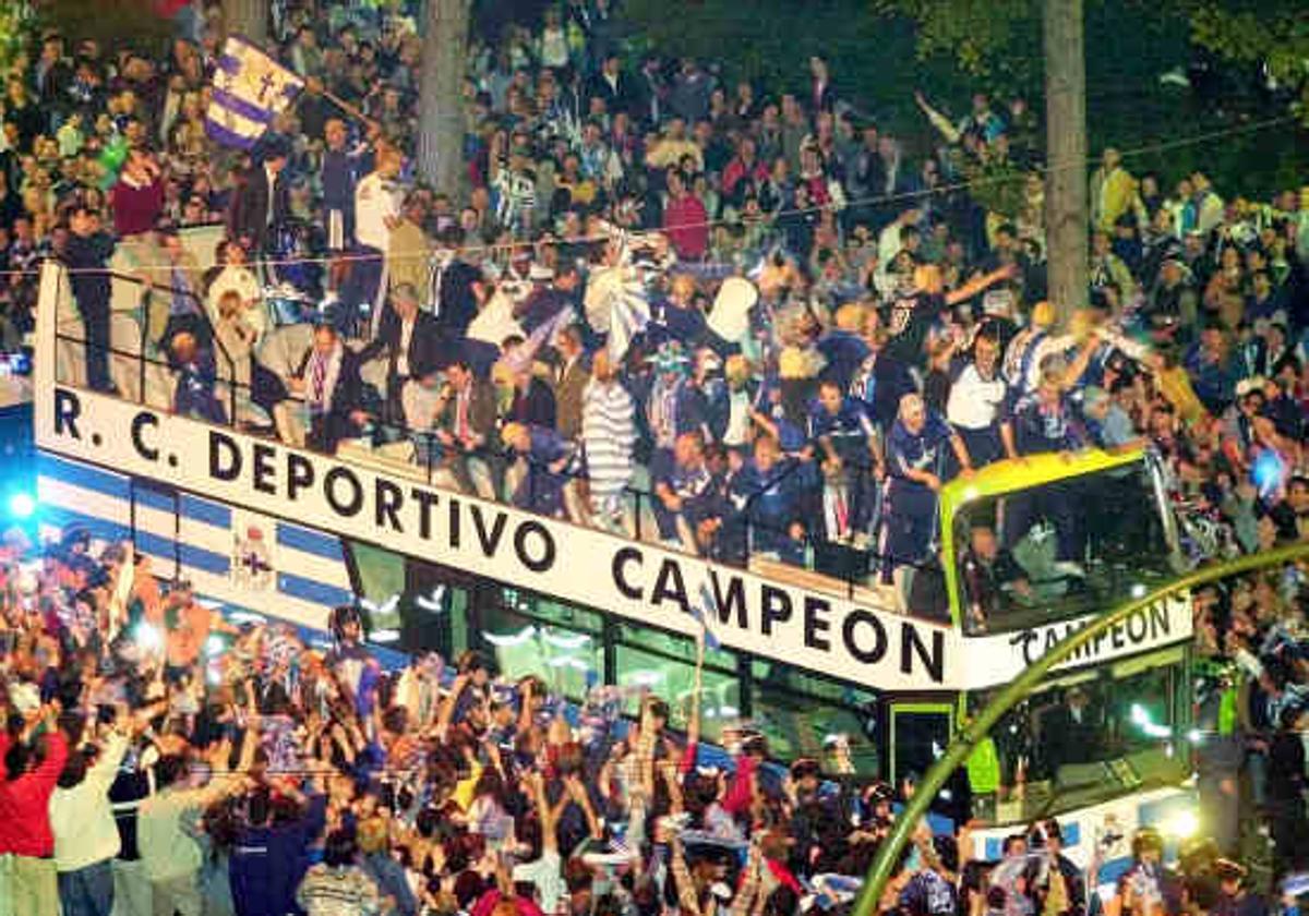 Seguidores del Deportivo rodean el autobús con los jugadores del equipo durante la celebración de la Liga 1999-00.