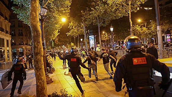 La imparable violencia juvenil obliga a varias ciudades francesas a imponer el toque de queda