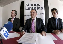 El secretario general de Manos Limpias, Miguel Bernat (c), acompañado por los abogados de la misma asociación, Jaime Alonso (i) y Joaquín Ruiz Infante (d)