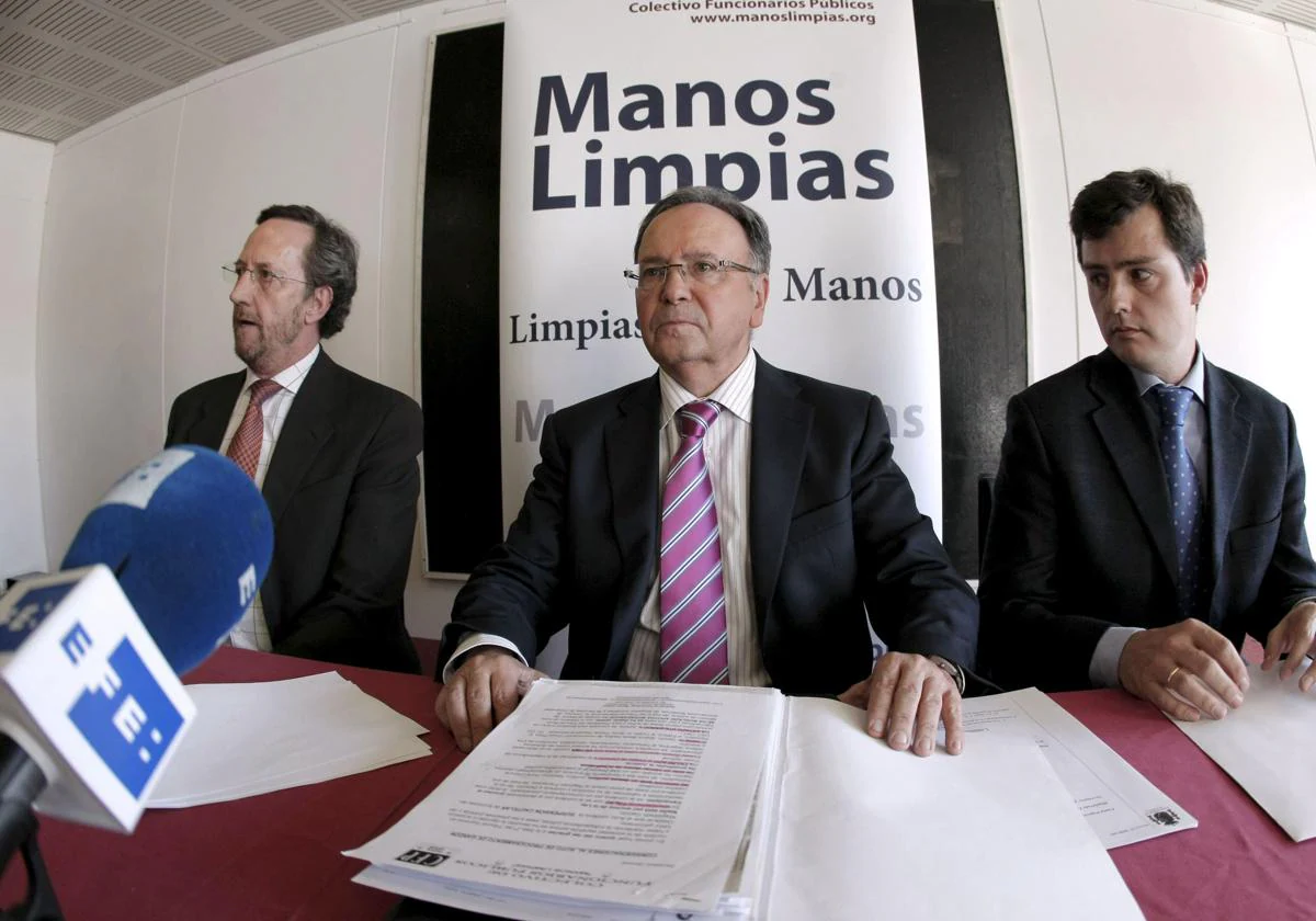 El secretario general de Manos Limpias, Miguel Bernat (c)