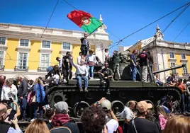 El desfile militar por el centro de Lisboa ha sido el inicio de la celebración del 25 de abril.
