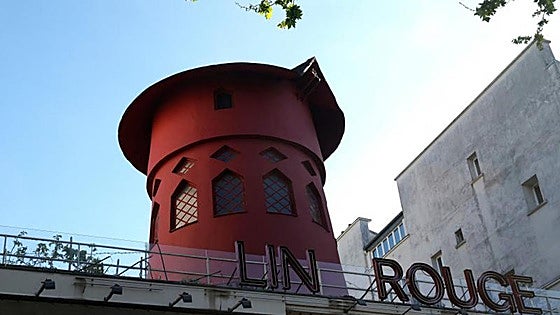 El Moulin Rouge de París pierde sus aspas en una espectacular caída