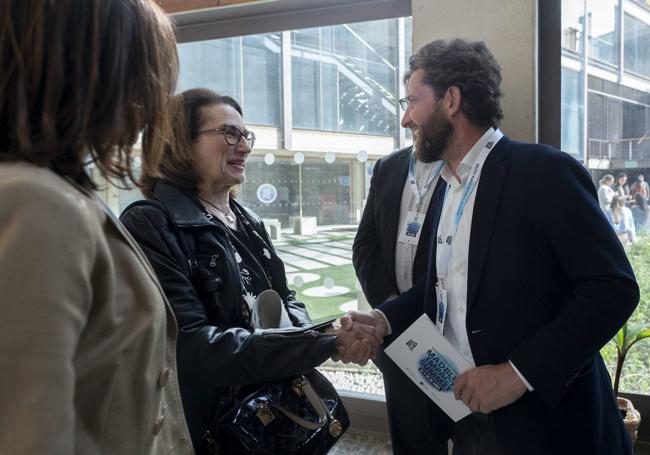 Luis Prieto saluda a María Jesús Rodríguez de Sancho, quien clausuró la primera jornada del evento.