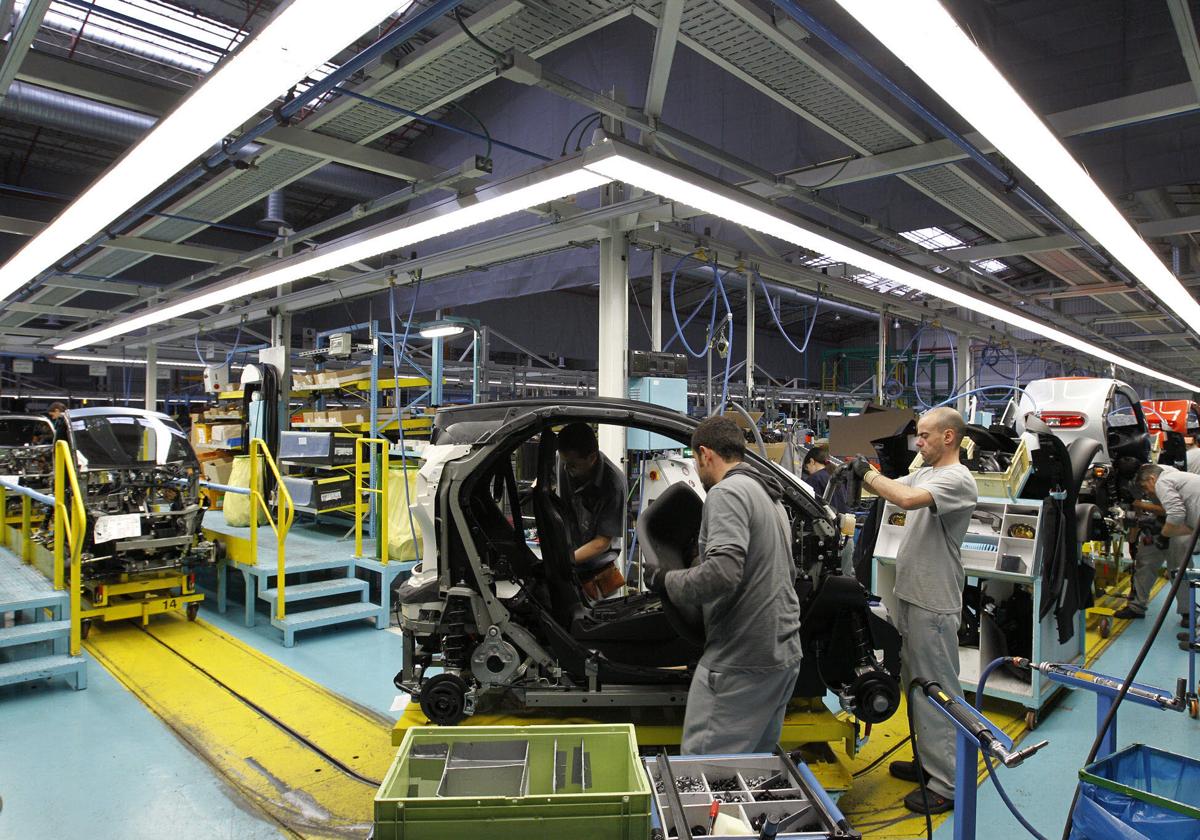 Trabajadores en una cadena de producción en Valladolid.