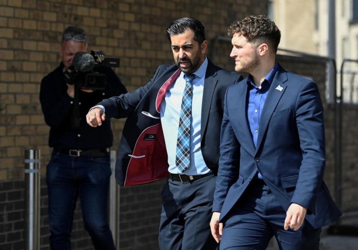 Humza Yousaf, durante una visita a las viviendas Hillcrest Homes en Dundee.