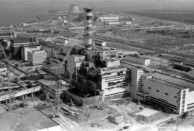 Yıkılan reaktör binasıyla birlikte tesisin görüntüsü.