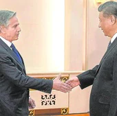 Blinken y Xi se estrechan la mano antes de iniciar la reunión que mantuvieron en la Gran Salón del Pueblo de Pekín.